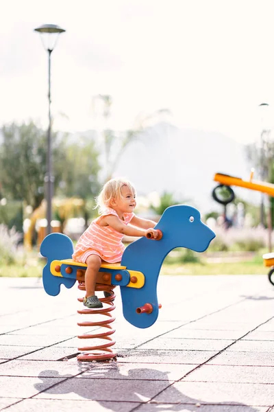 Bambina Oscilla Altalena Primaverile Nel Parco Giochi Foto Alta Qualità — Foto Stock