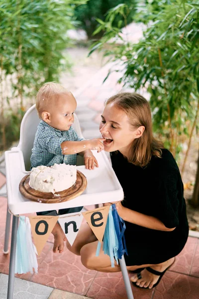 Liten Pojke Ger Smak Tårtan Med Fingrarna Till Sin Mamma — Stockfoto