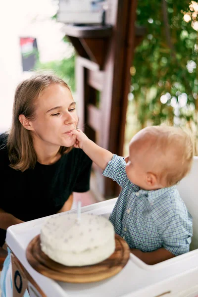 Lilla Pojken Ger Mamma Smak Grädden Från Fingrarna Högkvalitativt Foto — Stockfoto