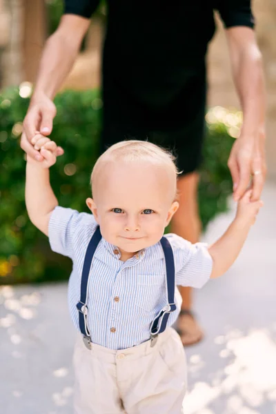 Liten Pojke Går Kakel Och Håller Sin Mamma Handen Högkvalitativt — Stockfoto