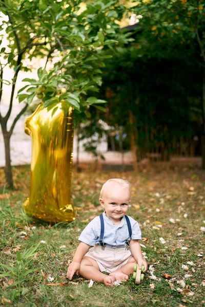 Niño Pequeño Sienta Césped Cerca Del Número Inflable Foto Alta — Foto de Stock