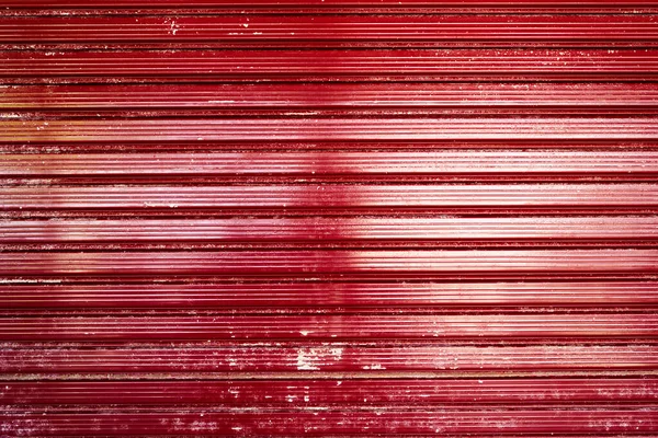 Kırmızı demir kapıların yapısı. Yakın plan. Yüksek kalite fotoğraf