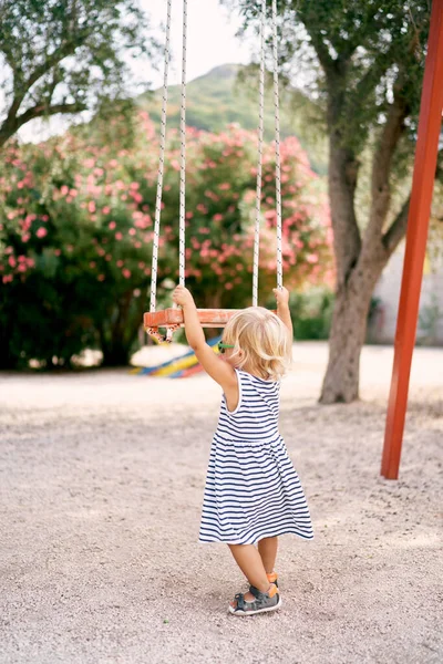 Petite Fille Tient Près Balançoire Accroche Siège Avec Ses Mains — Photo