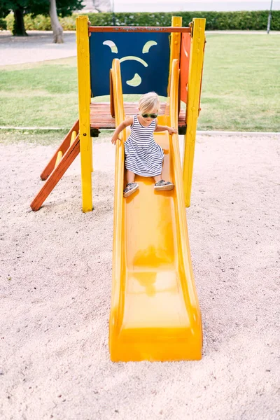 Маленька Дівчинка Сонцезахисних Окулярах Ковзає Дитячому Слайду Високоякісна Фотографія — стокове фото