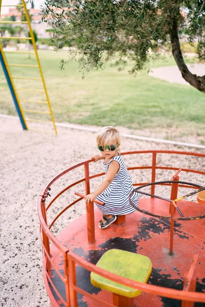 Menina Óculos Sol Monta Carrossel Giratório Parque Infantil Foto Alta — Fotografia de Stock