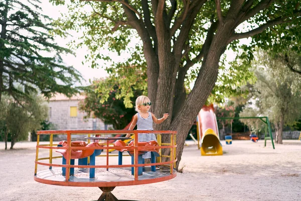 Niña Con Gafas Sol Carrusel Foto Alta Calidad —  Fotos de Stock