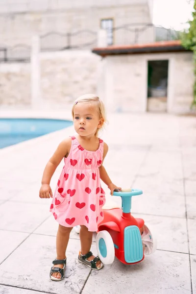 Petite Fille Tient Près Une Voiture Jouet Tenant Volant Photo — Photo