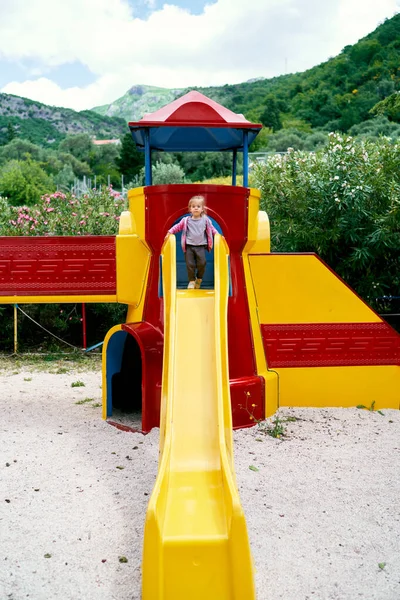 Bambina Trova Cima Uno Scivolo Nel Parco Giochi Foto Alta — Foto Stock