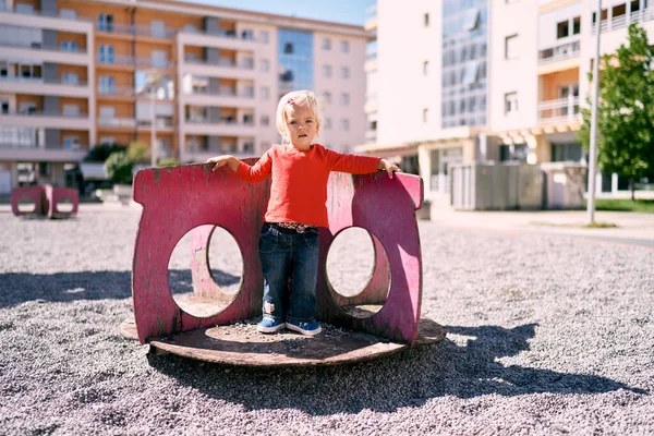 Bambina Appoggiata Alle Partizioni Una Giostra Rotonda Foto Alta Qualità — Foto Stock