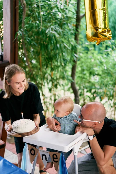 Mom Shows Little Boy Sitting Next Dad Cake Tray High — Stock Photo, Image