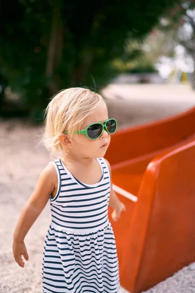 Petite Fille Lunettes Soleil Tient Côté Toboggan Pour Enfants Photo — Photo