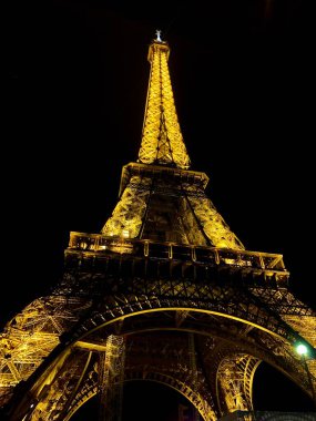 Una Tour Eiffel illuminata in una limpida notte dautunno. 