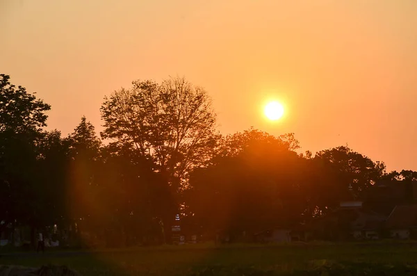 Nehrin üzerinde gün batımı