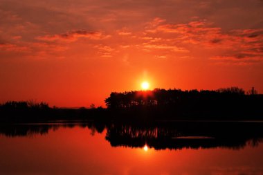 Güzelim gölün üzerindeki güneşe hoş geldin.