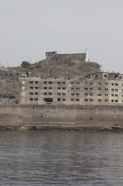 Nagasaki Japonya 'daki Hashima Adası' nın güzel manzarası. Savaş gemisi adasındaki eski binalar ve kalıntılar..