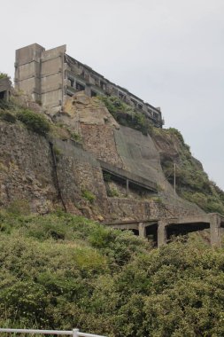 Amiral adayı Japonya 'nın en iyi manzarası. Hashima Adası Nagasaki 'yi mahvediyor. Japonya Nagasaki 'deki Battleship Adası' ndaki harabeler. Terk Edilmiş Ada Dünya Mirası.