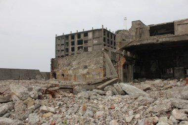 Japonya 'da terk edilmiş bir savaş gemisi adası. Kömür madenciliği kalıntıları. 