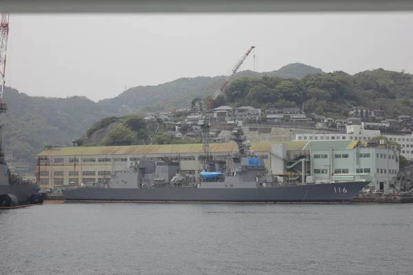 島の港の景色 背景に家や川と美しい海の風景 島のユニークな景色 — ストック写真