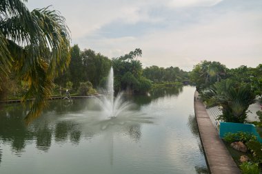 Singapur, Körfez kenarındaki Bahçeler, 07 01 2020: Körfez kenarındaki Bahçeler Çeşmesi ve manzarası