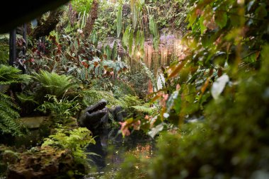 Körfezin yanındaki bahçelerde güzel yeşil bitkiler ve ağaçlar. Muhteşem serin ve sevimli bir doğa. Singapur 'un en ünlü yerlerinden biri.. 