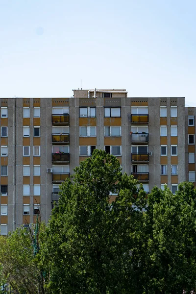 Edifício Residencial Com Uma Árvore Céu Azul — Fotografia de Stock