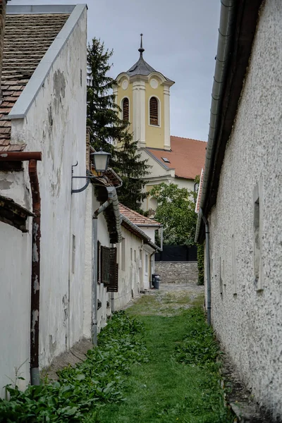 Uma Pequena Rua Com Grama Templo Fundo Szentendre Hungria — Fotografia de Stock