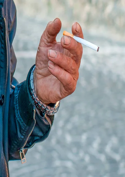 Мужчина Курит Сигарету После Работы — стоковое фото