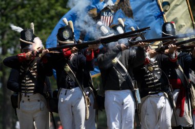 Fort ERIE, ONTARIO, CANADA: 6 Ağustos 2022: Amerikan askerleri 1812 Yeniden Canlandırma haftasonu Fort Erie Savaşı sırasında yaklaşan İngiliz kuvvetlerine ateş açtı.