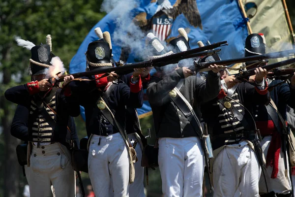 Fort ERIE, ONTARIO, CANADA: 6 Ağustos 2022: Amerikan askerleri 1812 Yeniden Canlandırma haftasonu Fort Erie Savaşı sırasında yaklaşan İngiliz kuvvetlerine ateş açtı.