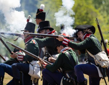 Fort ERIE, ONTARIO, CANADA 6 Ağustos 2022 - İngiliz askerleri 1812 Yeniden Canlandırma haftasonu Fort Erie Savaşı sırasında yaklaşan Amerikan kuvvetlerine ateş açtı. 