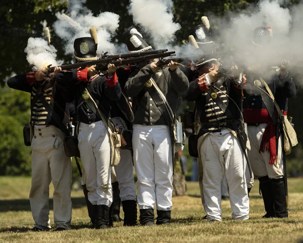 Fort ERIE, ONTARIO, CANADA - 6 Ağustos 2022, Amerikan askerleri 1812 Yeniden Canlandırma Haftasonu Fort Erie Savaşı sırasında yaklaşan İngiliz kuvvetlerine ateş açtı..