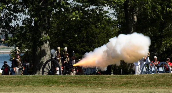 Fort ERIE, ONTARIO, CANADA - 6 Ağustos 2022 - Amerikan topçuları 1812 'deki Fort Erie Savaş Kuşatması' nda İngilizlere ateş açtı.
