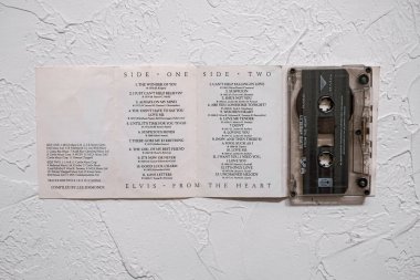 akarta, Indonesia - Mei ,15 2022 : Elvis - From The Heart(His Greatest Love Songs). This compilation 1992 MBG Music. The copyright in these sound recordings is owned by BMG Music.BMG Records(Inggris)