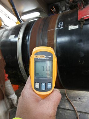 Kızılötesi termometrenin ısısını Güneydoğu Avrupa 'daki Petrol ve Gaz Boru Hattı İnşaatı' ndaki kaynak eklentisine kontrol et
