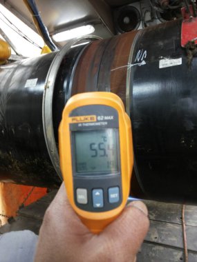 Kızılötesi termometrenin ısısını Güneydoğu Avrupa 'daki Petrol ve Gaz Boru Hattı İnşaatı' ndaki kaynak eklentisine kontrol et