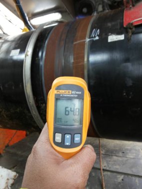 Kızılötesi termometrenin ısısını Güneydoğu Avrupa 'daki Petrol ve Gaz Boru Hattı İnşaatı' ndaki kaynak eklentisine kontrol et