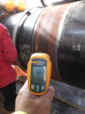 Kızılötesi termometrenin ısısını Güneydoğu Avrupa 'daki Petrol ve Gaz Boru Hattı İnşaatı' ndaki kaynak eklentisine kontrol et