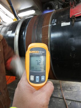 Kızılötesi termometrenin ısısını Güneydoğu Avrupa 'daki Petrol ve Gaz Boru Hattı İnşaatı' ndaki kaynak eklentisine kontrol et