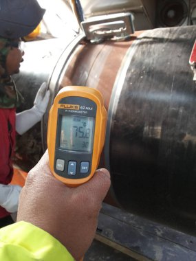 Kızılötesi termometrenin ısısını Güneydoğu Avrupa 'daki Petrol ve Gaz Boru Hattı İnşaatı' ndaki kaynak eklentisine kontrol et