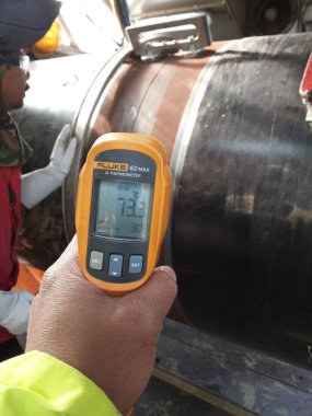 Kızılötesi termometrenin ısısını Güneydoğu Avrupa 'daki Petrol ve Gaz Boru Hattı İnşaatı' ndaki kaynak eklentisine kontrol et