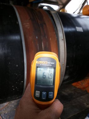 Kızılötesi termometrenin ısısını Güneydoğu Avrupa 'daki Petrol ve Gaz Boru Hattı İnşaatı' ndaki kaynak eklentisine kontrol et