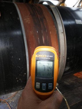 Kızılötesi termometrenin ısısını Güneydoğu Avrupa 'daki Petrol ve Gaz Boru Hattı İnşaatı' ndaki kaynak eklentisine kontrol et