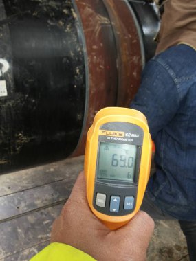 Kızılötesi termometrenin ısısını Güneydoğu Avrupa 'daki Petrol ve Gaz Boru Hattı İnşaatı' ndaki kaynak eklentisine kontrol et