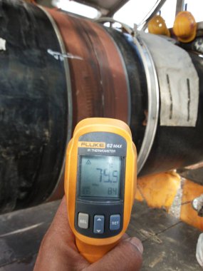 Kızılötesi termometrenin ısısını Güneydoğu Avrupa 'daki Petrol ve Gaz Boru Hattı İnşaatı' ndaki kaynak eklentisine kontrol et