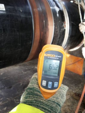 Kızılötesi termometrenin ısısını Güneydoğu Avrupa 'daki Petrol ve Gaz Boru Hattı İnşaatı' ndaki kaynak eklentisine kontrol et