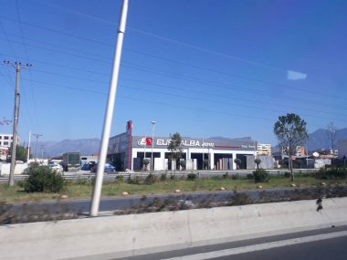 Bu, Arnavutluk 'un bir bölgesindeki küçük bir kasabanın manzarası.