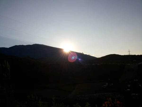 Bu, Arnavutluk 'un bir bölgesindeki gün batımında bir dağ manzarası.