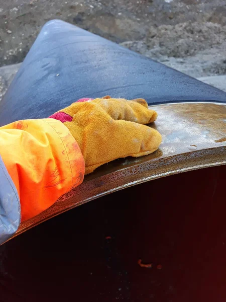 Proper use of gloves when working related to operation handling