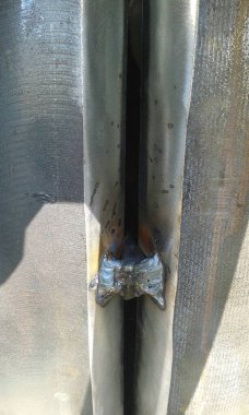 İki boru arasındaki uyumu ölçer. İç organlarını ölçen iki bıçak. Boruların arasındaki boşluktan aşağıya doğru.