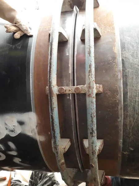 İki borunun arasındaki boşluk. Petrol ve doğalgaz boru hattı inşaatının teftiş faaliyetleri.